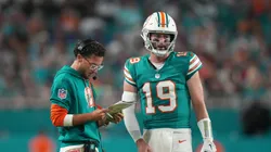 Substituto de Tua Tagovailoa ao lado de Mike McDaniels. Foto: IMAGO / Icon Sportswire