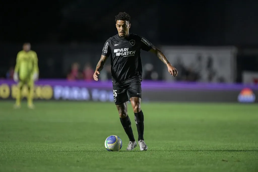 Gregore, meio-campista do Botafogo - Foto: Thiago Ribeiro/AGIF