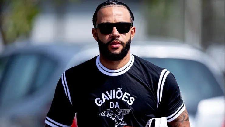Memphis Depay chegando em treinamento no CT Joaquim Grava, no dia 20/09/2024.Foto: Rodrigo Coca/Ag. Corinthians