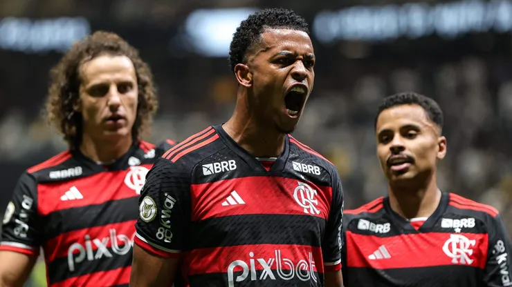 Carlinhos jogador do Flamengo comemora seu gol durante partida contra o Atletico-MG no estadio Arena MRV pelo campeonato Brasileiro A 2024. Foto: Gilson Lobo/AGIF