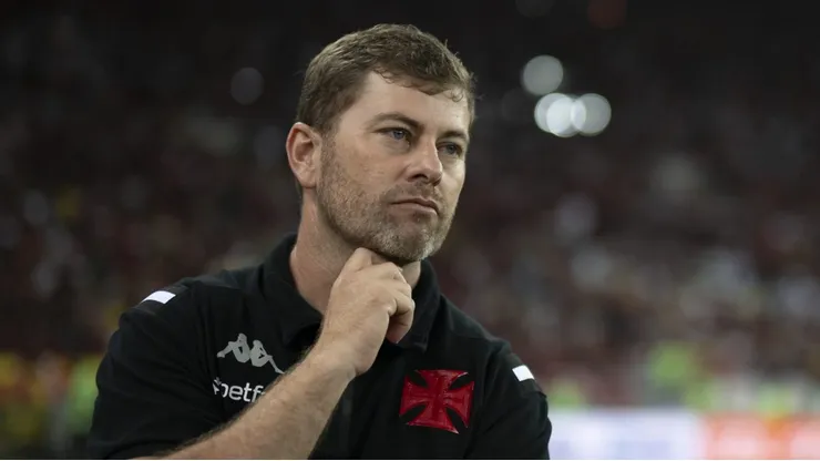 RJ - RIO DE JANEIRO - 15/09/2024 - BRASILEIRO A 2024, FLAMENGO X VASCO - Rafael Paiva tecnico do Vasco durante partida contra o Flamengo no estadio Maracana pelo campeonato Brasileiro A 2024. Foto: Jorge Rodrigues/AGIF