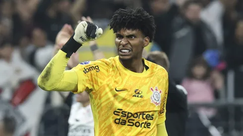SAO PAULO, BRAZIL - AUGUST 20: Hugo Souza of Corinthians celebrates after a Copa CONMEBOL Sudamericana 2024 Round of 16 second leg match between Corinthians and Bragantino Red Bull at Neo Quimica Arena on August 20, 2024 in Sao Paulo, Brazil. (Photo by Alexandre Schneider/Getty Images)