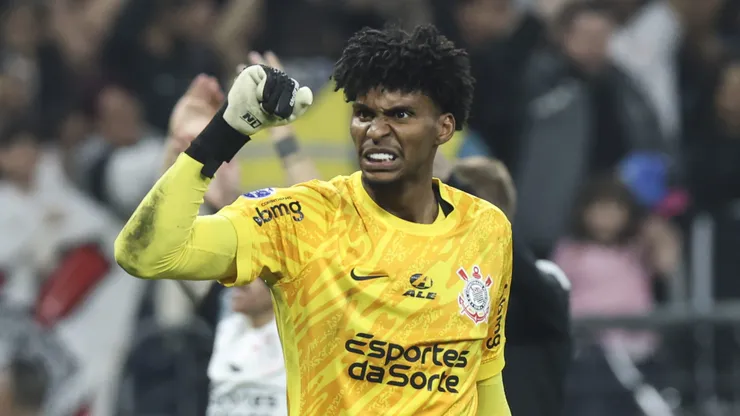 SAO PAULO, BRAZIL - AUGUST 20: Hugo Souza of Corinthians celebrates after a Copa CONMEBOL Sudamericana 2024 Round of 16 second leg match between Corinthians and Bragantino Red Bull at Neo Quimica Arena on August 20, 2024 in Sao Paulo, Brazil. (Photo by Alexandre Schneider/Getty Images)