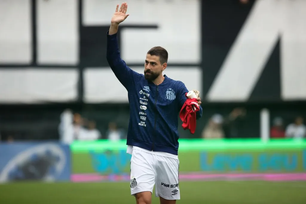 Luan Peres durante o aquecimento antes de Santos x América-MG. Foto: Reinaldo Campos/AGIF