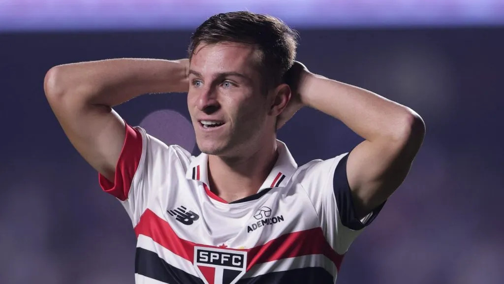Giuliano Galoppo jogador do Sao Paulo lamenta durante partida contra o Gremio no estadio Morumbi pelo campeonato Brasileiro A 2024. Foto: Ettore Chiereguini/AGIF
