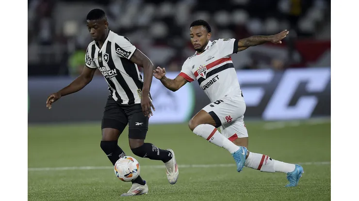 São Paulo segurou o Botafogo na Libertadores e agora luta por vaga na semifinal (Foto: Alexandre Loureiro/AGIF)