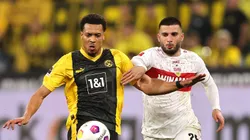 Felix Nmecha do Borussia Dortmund pressionado por Deniz Undav do Stuttgart. (Photo by Christof Koepsel/Getty Images)