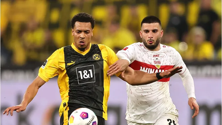 Felix Nmecha do Borussia Dortmund pressionado por Deniz Undav do Stuttgart. (Photo by Christof Koepsel/Getty Images)