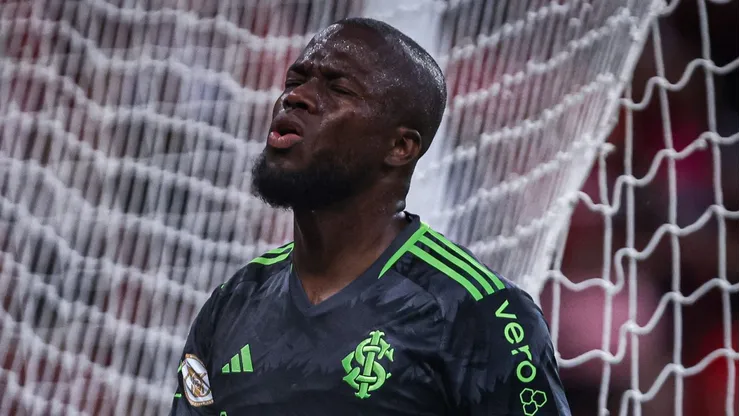 BA - PORTO ALEGRE - 29/10/2023 - BRASILEIRO A 2023, INTERNACIONAL X CORITIBA - Valencia jogador do Internacional lamenta durante partida contra o Coritiba no estadio Beira-Rio pelo campeonato Brasileiro A 2023. Foto: Maxi Franzoi/AGIF