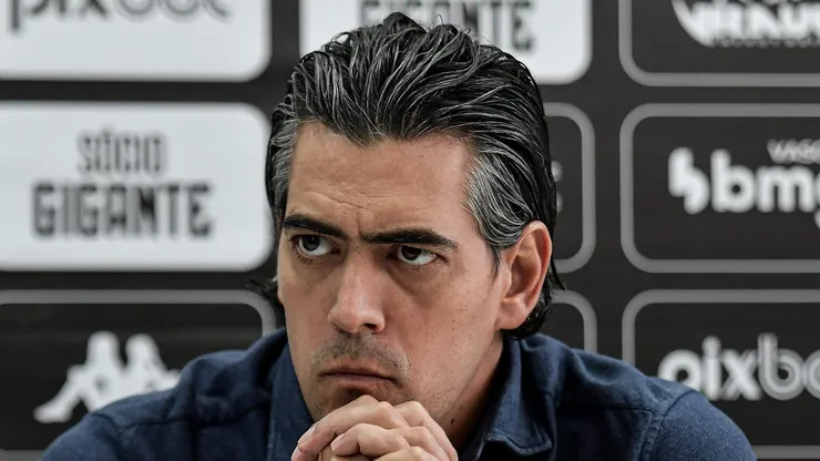 O dirigente Paulo Bracks fala aos jornalistas durante apresentacao oficial