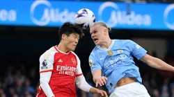 Erling Haaland em dividida com Takehiro Tomiyasu em partida entre Manchester City e Arsenal. (Photo by Justin Setterfield/Getty Images)
