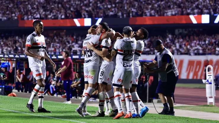 Elenco comemorando gol contra o Nacional (URU). Foto: Marcello Zambrana/AGIF