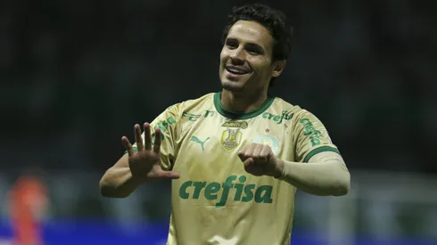 SAO PAULO, BRAZIL - SEPTEMBER 15: Raphael Veiga of Palmeiras celebrate after scoring the fifth goal of his team during the Brasileirao 2024 match between Palmeiras and Criciuma at Allianz Parque on September 15, 2024 in Sao Paulo, Brazil. (Photo by Ricardo Moreira/Getty Images)