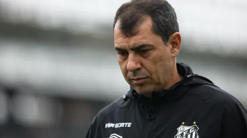 Carille aposta em novo reforço para salvar Santos, mas atuação é deprimente