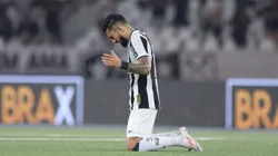 RIO DE JANEIRO, BRAZIL - SEPTEMBER 14: Alex Telles of Botafogo celebrates the victory of Botafogo in the end of a Brasileirao 2024 match between Botafogo and Corinthians at Estadio Olimpico Nilton Santos on September 14, 2024 in Rio de Janeiro, Brazil. (Photo by Lucas Figueiredo/Getty Images)