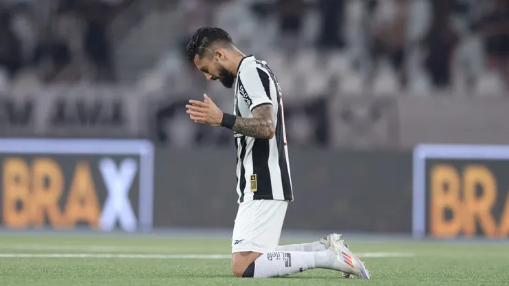RIO DE JANEIRO, BRAZIL - SEPTEMBER 14: Alex Telles of Botafogo celebrates the victory of Botafogo in the end of a Brasileirao 2024 match between Botafogo and Corinthians at Estadio Olimpico Nilton Santos on September 14, 2024 in Rio de Janeiro, Brazil. (Photo by Lucas Figueiredo/Getty Images)