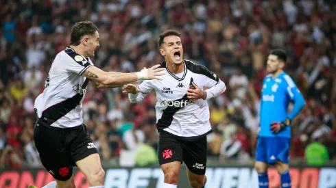 Coutinho anota gols de esquerda em treino do Vasco