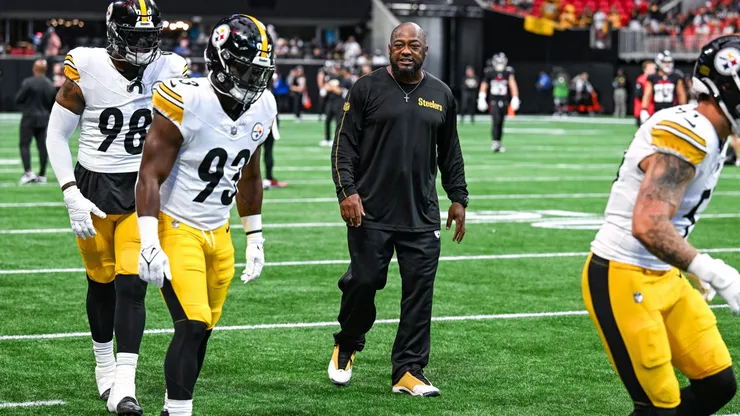 Mike Tomlin trabalha com seus jogadores durante os treinos antes do início da NFL, American Football Herren, jogo dos EUA entre o Pittsburgh Steelers e o Atlanta Falcons em no Mercedes-Benz Stadium em Atlanta, GA.