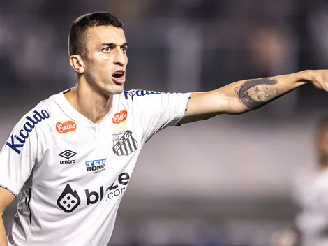 João Schmidt quer deixar o Santos e jogar no Corinthians