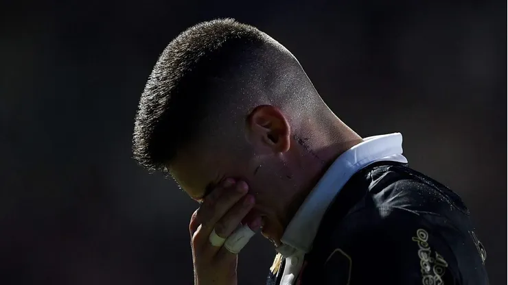 RJ - RIO DE JANEIRO - 06/12/2023 - BRASILEIRO A 2023, VASCO X BRAGANTINO - Gabriel Pec jogador do Vasco comemora vitoria ao final da partida contra o Bragantino no estadio Sao Januario pelo campeonato Brasileiro A 2023. Foto: Thiago Ribeiro/AGIF