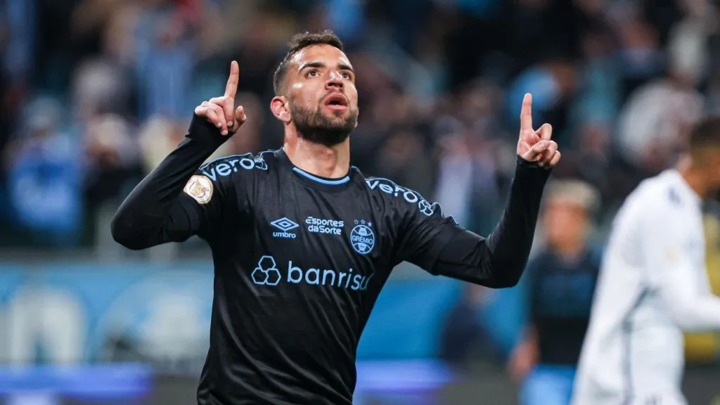 Pepê em jogo pelo Grêmio. Maxi Franzoi/AGIF.