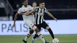 Savarino jogador do Botafogo disputa lance com Luiz Gustavo jogador do Sao Paulo durante partida no estadio Engenhao pelo campeonato Copa Libertadores 2024.