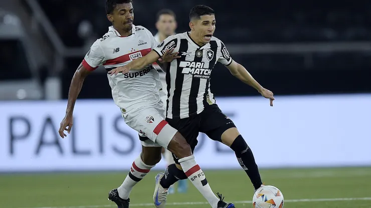 Savarino jogador do Botafogo disputa lance com Luiz Gustavo jogador do Sao Paulo durante partida no estadio Engenhao pelo campeonato Copa Libertadores 2024.