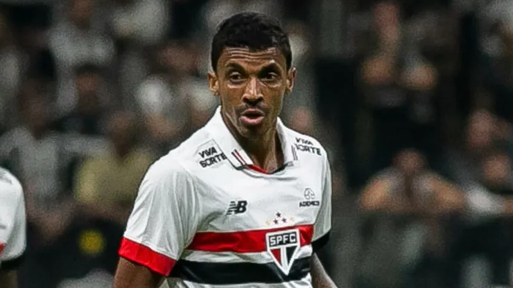 MG - BELO HORIZONTE - 12/09/2024 - COPA DO BRASIL 2024, ATLETICO-MG X SAO PAULO - Luiz Gustavo jogador do Sao Paulo durante partida contra o Atletico-MG no estadio Arena MRV pelo campeonato Copa Do Brasil 2024. Foto: Fernando Moreno/AGIF