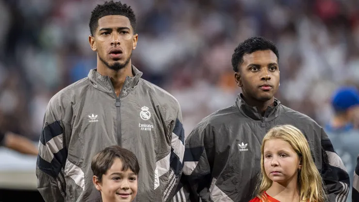 Bellingham e Rodrygo durante o hino da Champions League