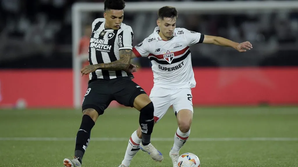 Disputa de bola entre Bobadilla e Igor Jesus.