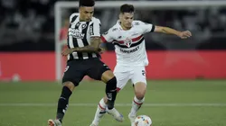 Disputa de bola entre Bobadilla e Igor Jesus.