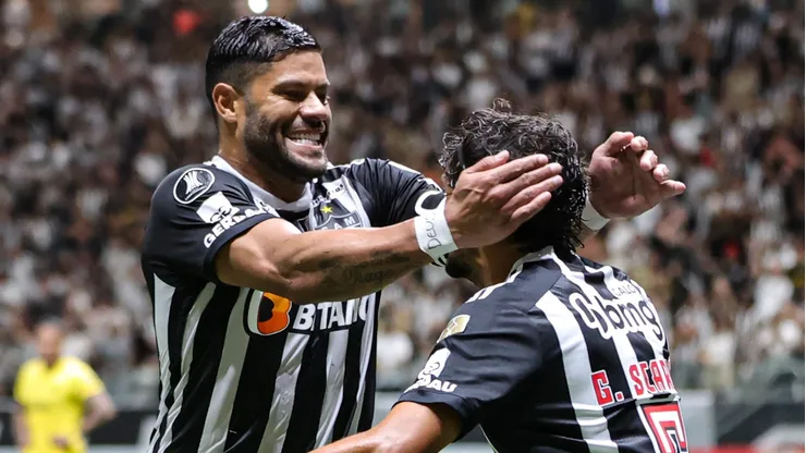 MG - BELO HORIZONTE - 23/04/2024 - COPA LIBERTADORES 2024, ATLETICO-MG X PENAROL - GUstavo Scarpa jogador do Atletico-MG comemora seu gol com Hulk jogador da sua equipe durante partida contra o Penarol no estadio Arena MRV pelo campeonato Copa Libertadores 2024. Foto: Gilson Lobo/AGIF