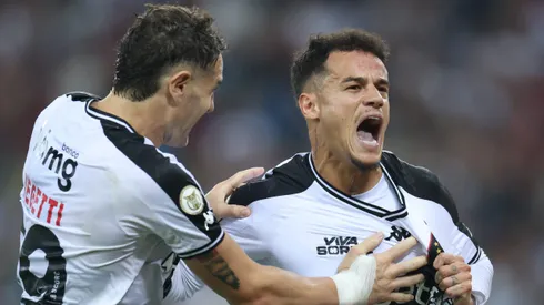 Philippe Coutinho comemora gol com Vegetti. Foto: Lucas Figueiredo/Getty Images