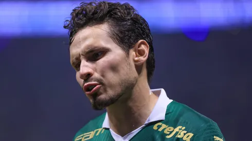 SP - SAO PAULO - 21/08/2024 - COPA LIBERTADORES 2024, PALMEIRAS X BOTAFOGO - Raphael Veiga jogador do Palmeiras lamenta durante partida contra o Botafogo no estadio Arena Allianz Parque pelo campeonato Copa Libertadores 2024. Foto: Marcello Zambrana/AGIF