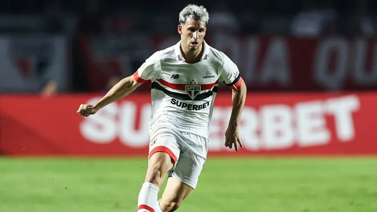 Calleri of Sao Paulo controls the ball during a match between Sao Paulo and Cruzeiro as part of Brasileirao Series A 2024 at Morumbi Stadium on June 02, 2024 in Sao Paulo, Brazil. (Photo by