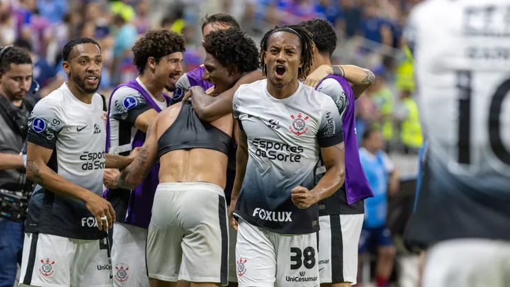 Jogadores do Corinthians comemoram o gol de Yuri Alberto.