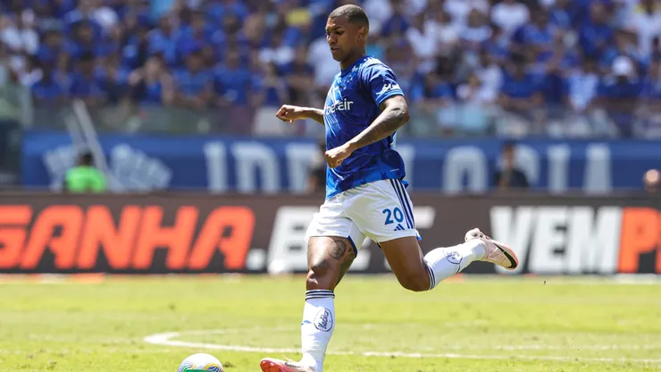Walace, em ação pelo Cruzeiro - Foto: Gilson Lobo/AGIF