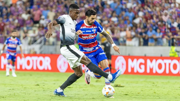 Lucero jogador do Fortaleza disputa lance com caca jogador do Corinthians durante partida no estadio Arena Castelao pelo campeonato Copa Sul-Americana 2024. Foto: Baggio Rodrigues/AGIF