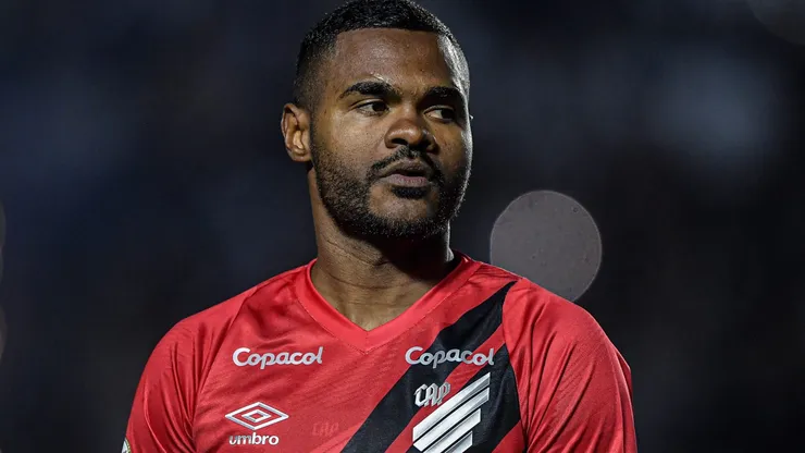 Nikão é um dos desfalques do Furacão.