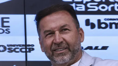 Augusto Melo durante apresentação de Memphis Depay.