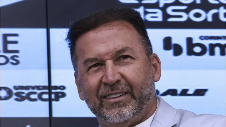 Augusto Melo durante apresentação de Memphis Depay.