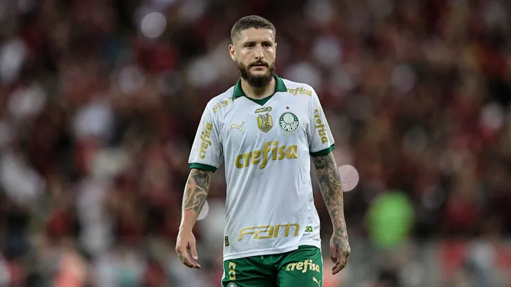 Zé Rafael já cumpriu dois jogos da suspensão
