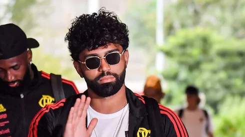 Gabigol na chegada em hotel em Brasília pelo Fla.
