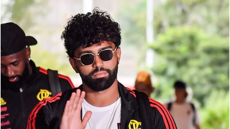 Gabigol na chegada em hotel em Brasília pelo Fla.
