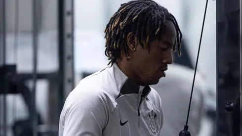 André Carrillo durante treino no CT Joaquim Grava.