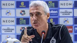 Luis Castro em coletiva de imprensa pelo Al Nassr, no dia 06/11/2023. Foto: Noushad Thekkayil