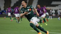 Raphael Veiga, do Palmeiras, comemora após a final da Copa CONMEBOL Libertadores 2020 contra o Santos, no Estádio do Maracanã no Rio de Janeiro