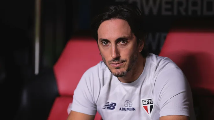 Treinador prepara equipe para enfrentar o clube carioca