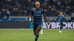 Meio-campista durante partida contra o Tricolor Paulista