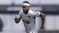 Memphis Depay, jogador do Corinthians treinando em preparação para a estreia.